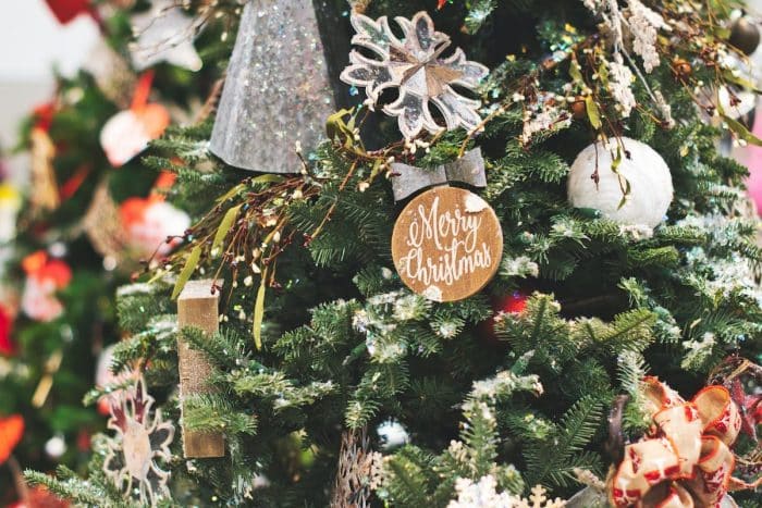 Idées originales pour une décoration de sapin de Noël blanc et floqué